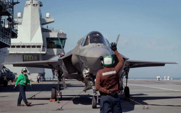 Royal Navy: Στο πόδι για την πρώτη προσνήωση του F-35 στο HMS Queen Elizabeth